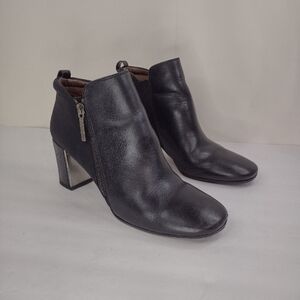 Donald J. Pliner.  Women's anckle Boots size (8.1/2)